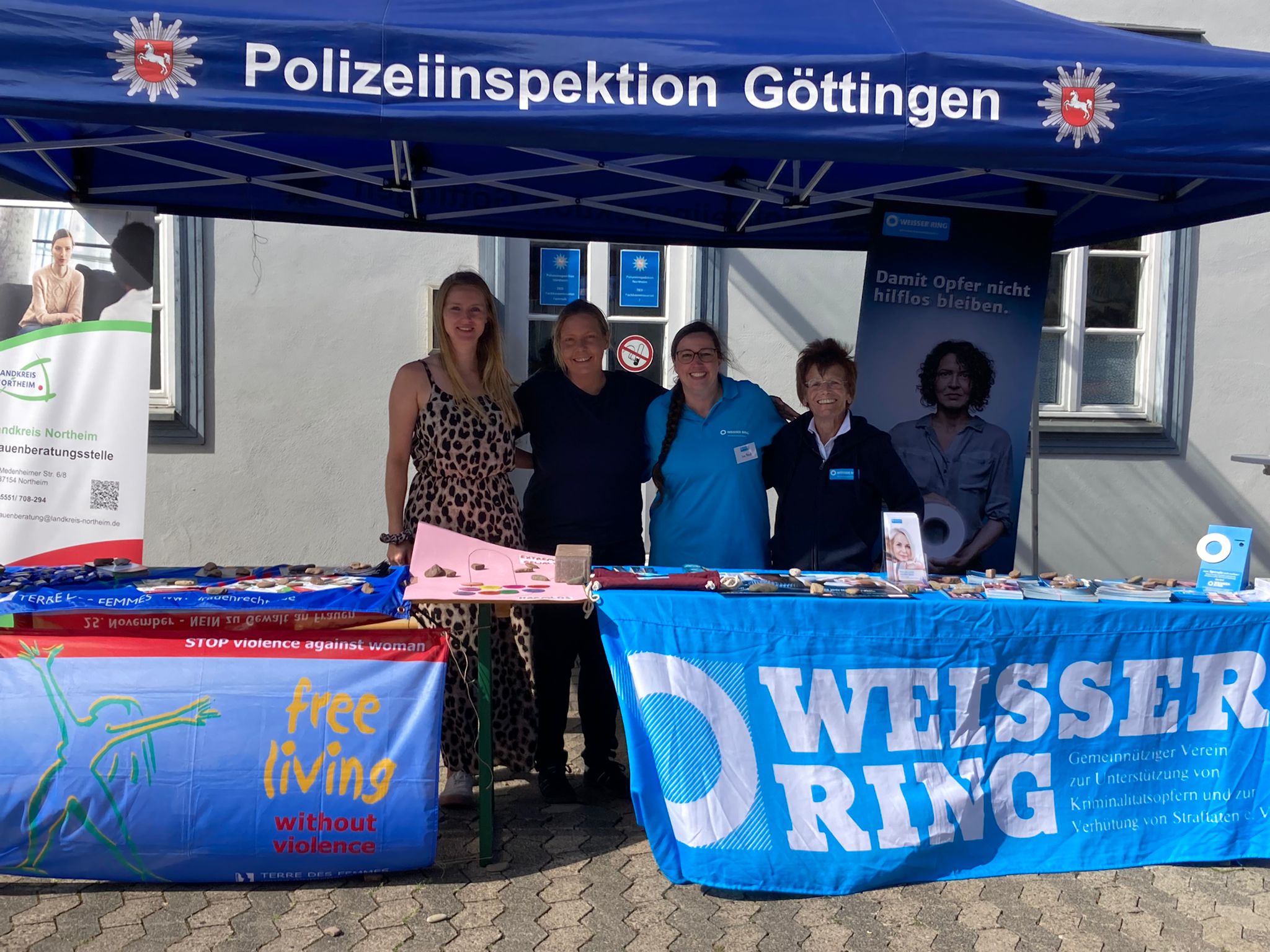 links im Bild die beiden Damen der BISS-Stelle